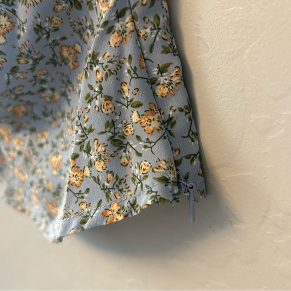 ASTR The Label blue peach floral ditsy floral smocked ruched top medium - Picture 8 of 16